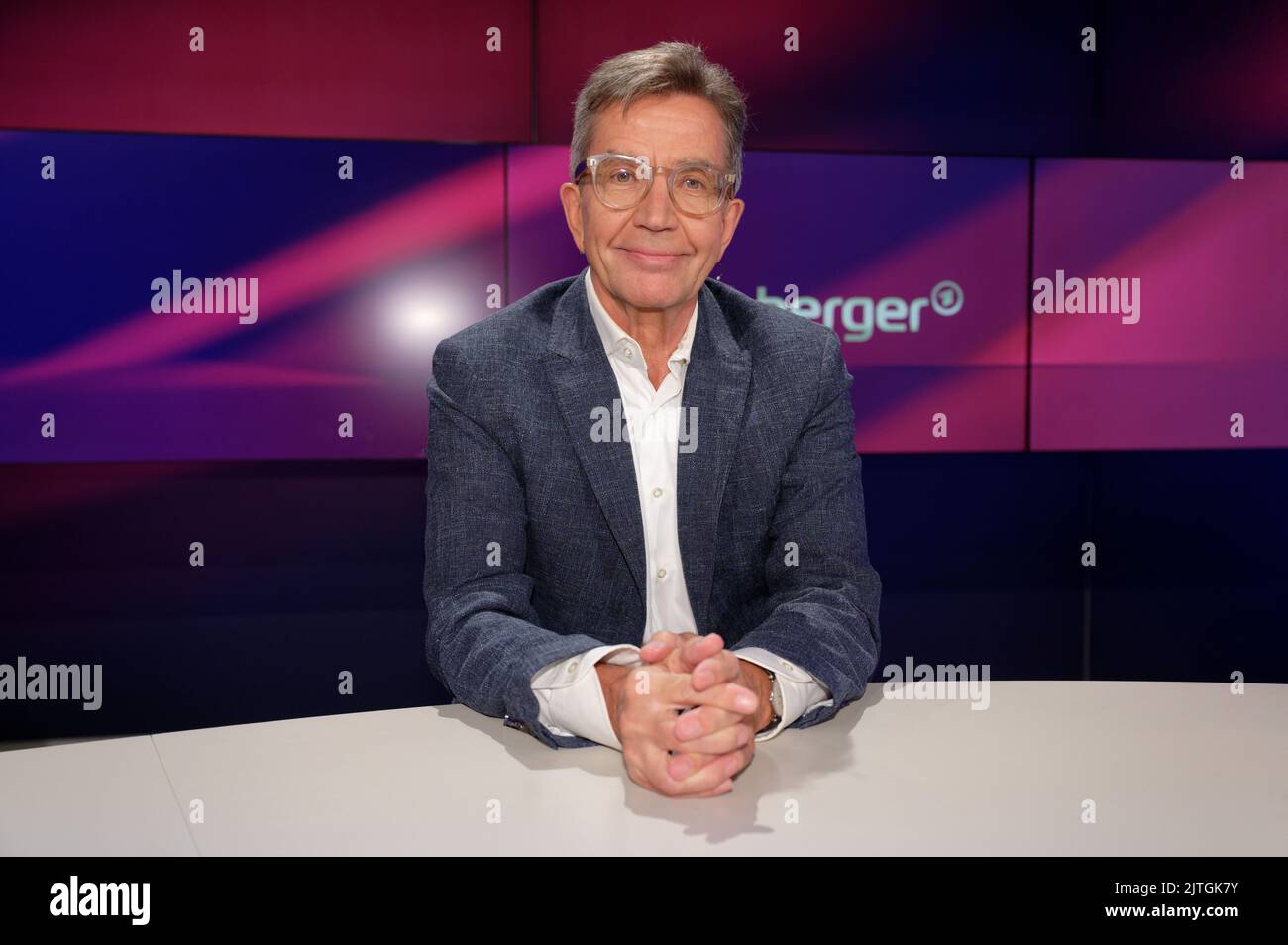 Köln, Deutschland. 30. August 2022. Der Journalist Rainer Hank steht im Studio der ARD-Talkshow 'Maischberger'. Quelle: Henning Kaiser/dpa/Alamy Live News Stockfoto