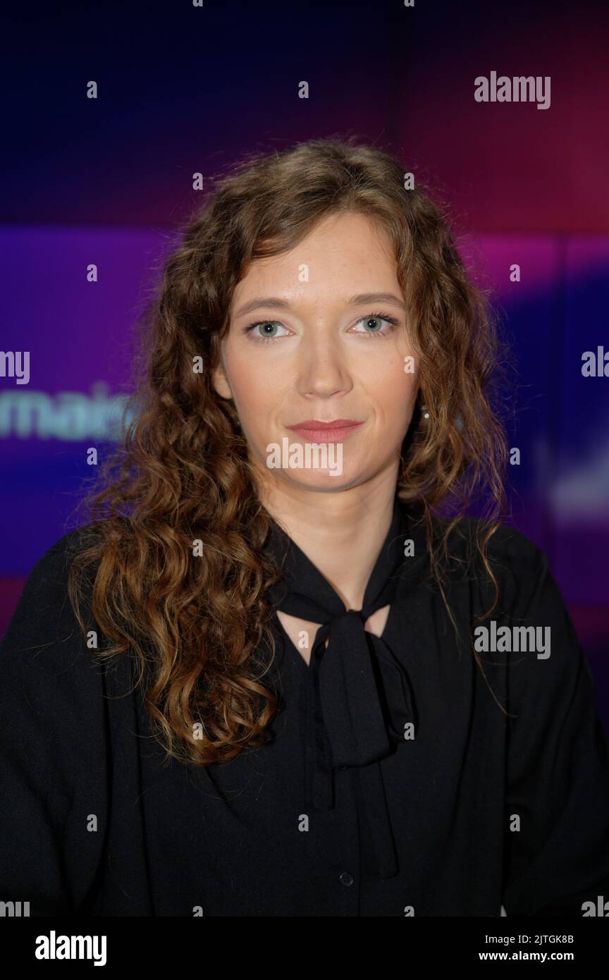 Köln, Deutschland. 30. August 2022. Die Autorin Anna Mayr steht im Studio der ARD-Talkshow 'Maischberger'. Quelle: Henning Kaiser/dpa/Alamy Live News Stockfoto