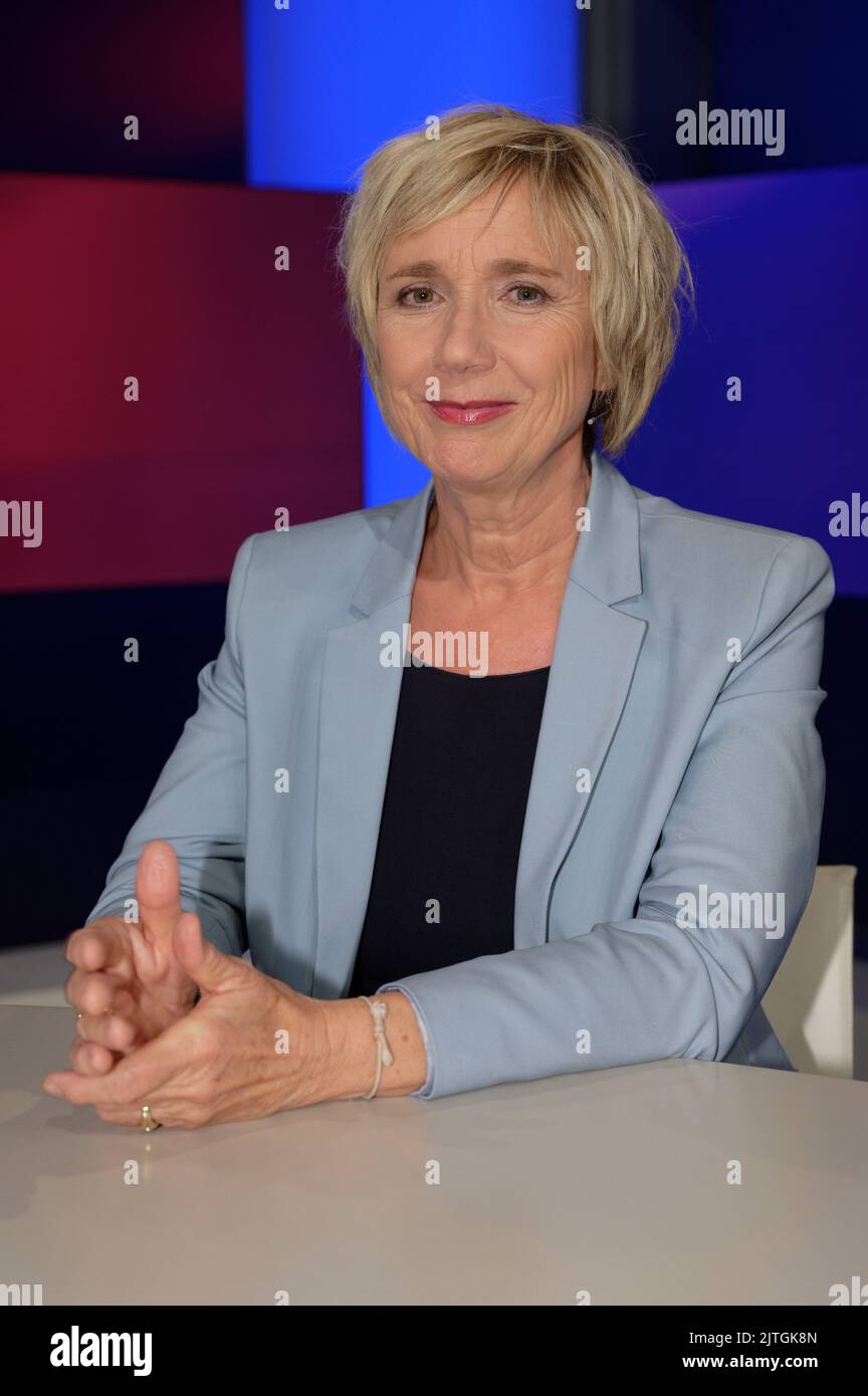 Köln, Deutschland. 30. August 2022. Autorin Amelie Fried ist im Studio der ARD-Talkshow 'Maischberger'. Quelle: Henning Kaiser/dpa/Alamy Live News Stockfoto