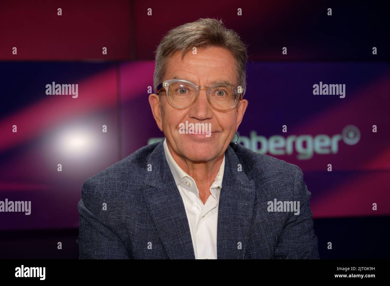 Köln, Deutschland. 30. August 2022. Der Journalist Rainer Hank steht im Studio der ARD-Talkshow 'Maischberger'. Quelle: Henning Kaiser/dpa/Alamy Live News Stockfoto