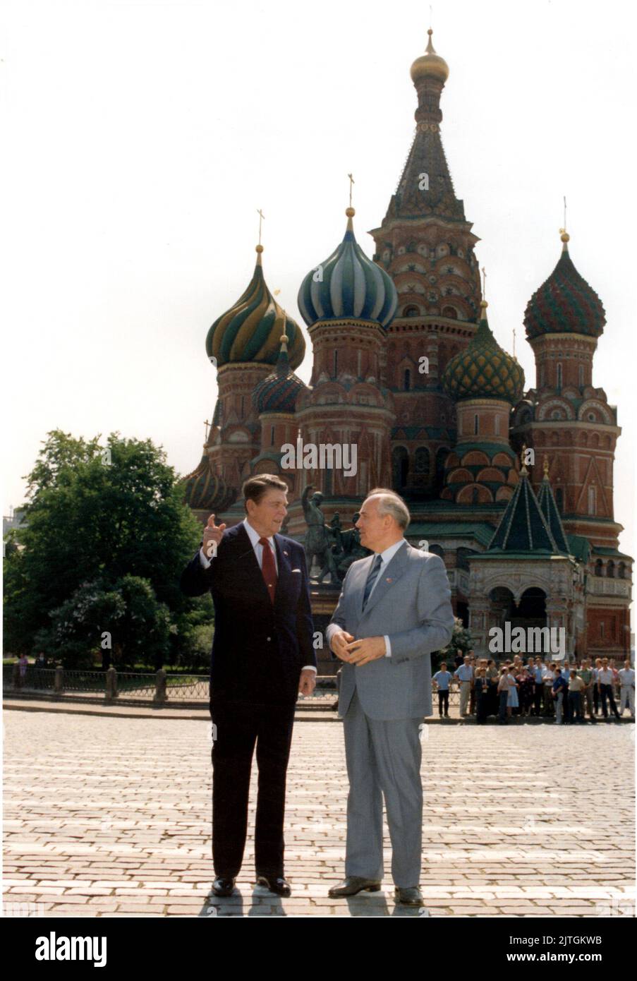 US-Präsident Ronald Reagan und Generalsekretär Michail Gorbatschow von der Union der Sozialistischen Sowjetrepubliken (UdSSR) vor der Basilius-Kathedrale auf dem Roten Platz, Moskau, während des Moskauer Gipfels am Dienstag, dem 31. Mai 1988 Stockfoto