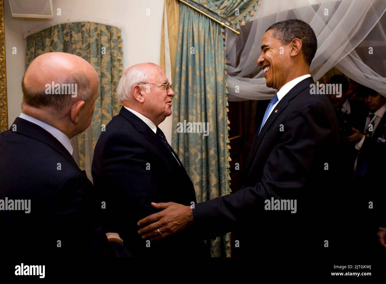 Gostinny Dvor, Russland - 7. Juli 2009 -- US-Präsident Barack Obama trifft am Dienstag, den 7. Juli 2009, in Gostinny Dvor, Russland, den ehemaligen russischen Präsidenten Michail Gorbatschow Stockfoto