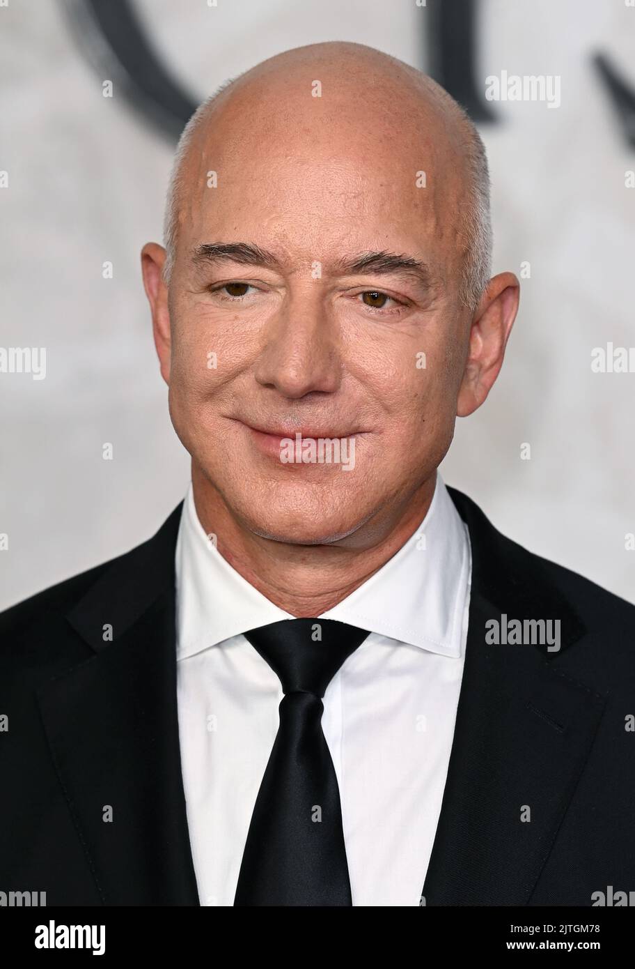 30.. August 2022. London, Großbritannien. Jeff Bezos bei der Weltpremiere von „der Herr der Ringe: Die Ringe der Macht“, Odeon Cinema, Leicester Square, London. Quelle: Doug Peters/EMPICS/Alamy Live News Stockfoto