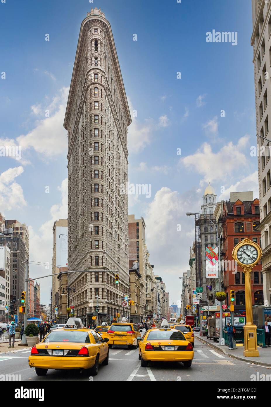 Flat Iron Building und gelbe Taxis Manhatten, New York City, Nordamerika, USA Stockfoto