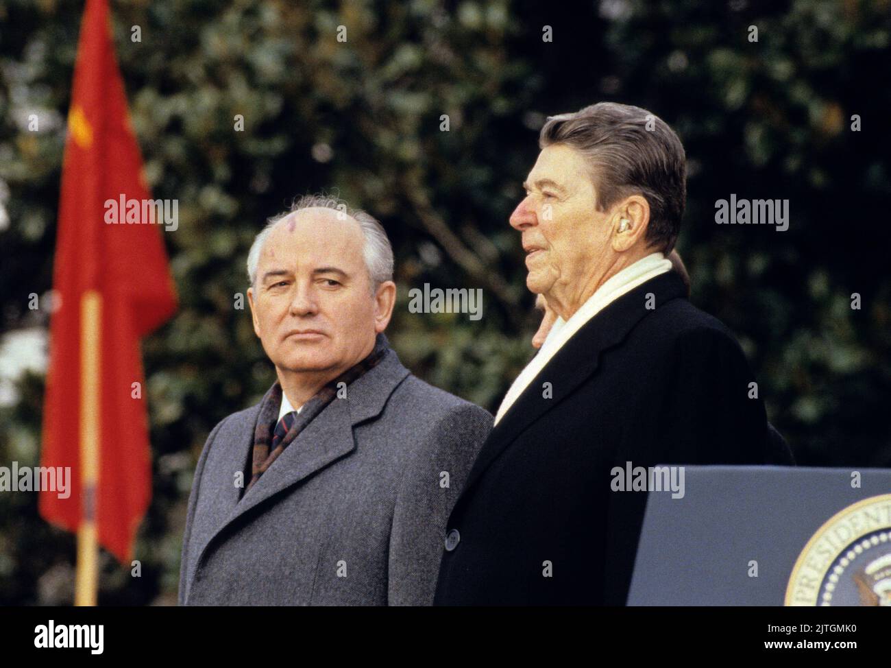 Präsident Michail Gorbatschow von der Sowjetunion wird am 8. Dezember 1987 zu einem Staatsbesuch des US-Präsidenten Ronald Reagan im Weißen Haus in Washington, DC, begrüßt. Kredit: Arnie Sachs/CNP Stockfoto