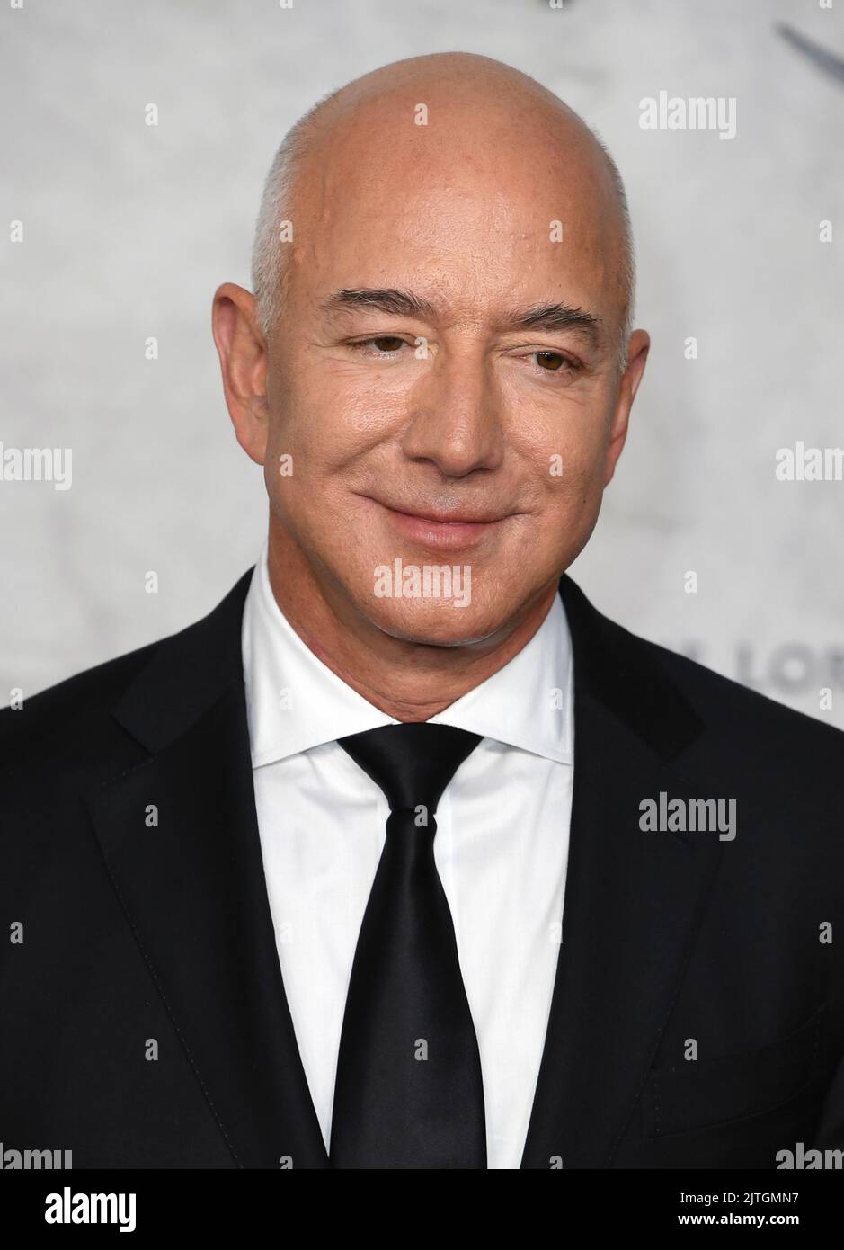 30.. August 2022. London, Großbritannien. Jeff Bezos bei der Weltpremiere von „der Herr der Ringe: Die Ringe der Macht“, Odeon Cinema, Leicester Square, London. Quelle: Doug Peters/EMPICS/Alamy Live News Stockfoto