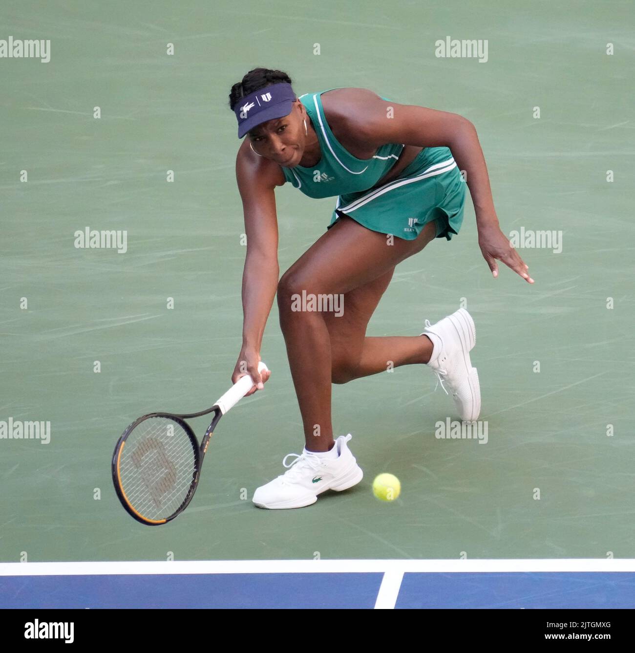 30. August 2022: Venus Williams (USA) verliert gegen Alison Van Uylvanck (Bel), 6-1, 7-6 bei den US Open, gespielt im Billie Jean King Ntional Tennis Center in Flushing, Queens, New York, {USA} © Grace Schultz/CSM Stockfoto