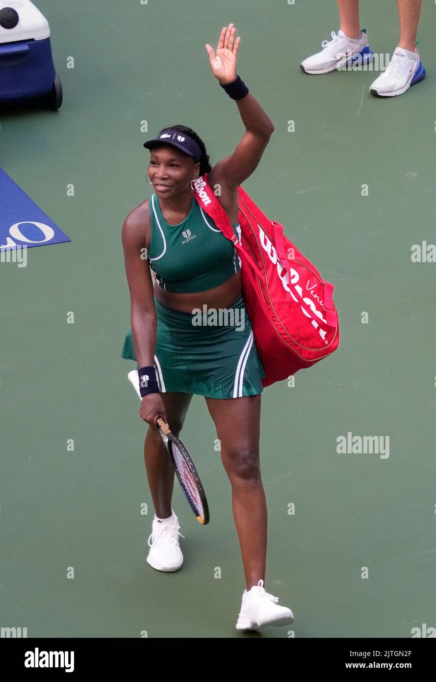30. August 2022: Venus Williams (USA) verliert gegen Alison Van Uylvanck (Bel), 6-1, 7-6 bei den US Open, gespielt im Billie Jean King Ntional Tennis Center in Flushing, Queens, New York, {USA} © Grace Schultz/CSM Stockfoto