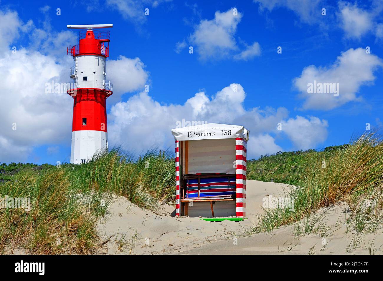 Elektrischer Leuchtturm der Insel Borkum mit Liegestuhl, Deutschland, Niedersachsen, Borkum Stockfoto