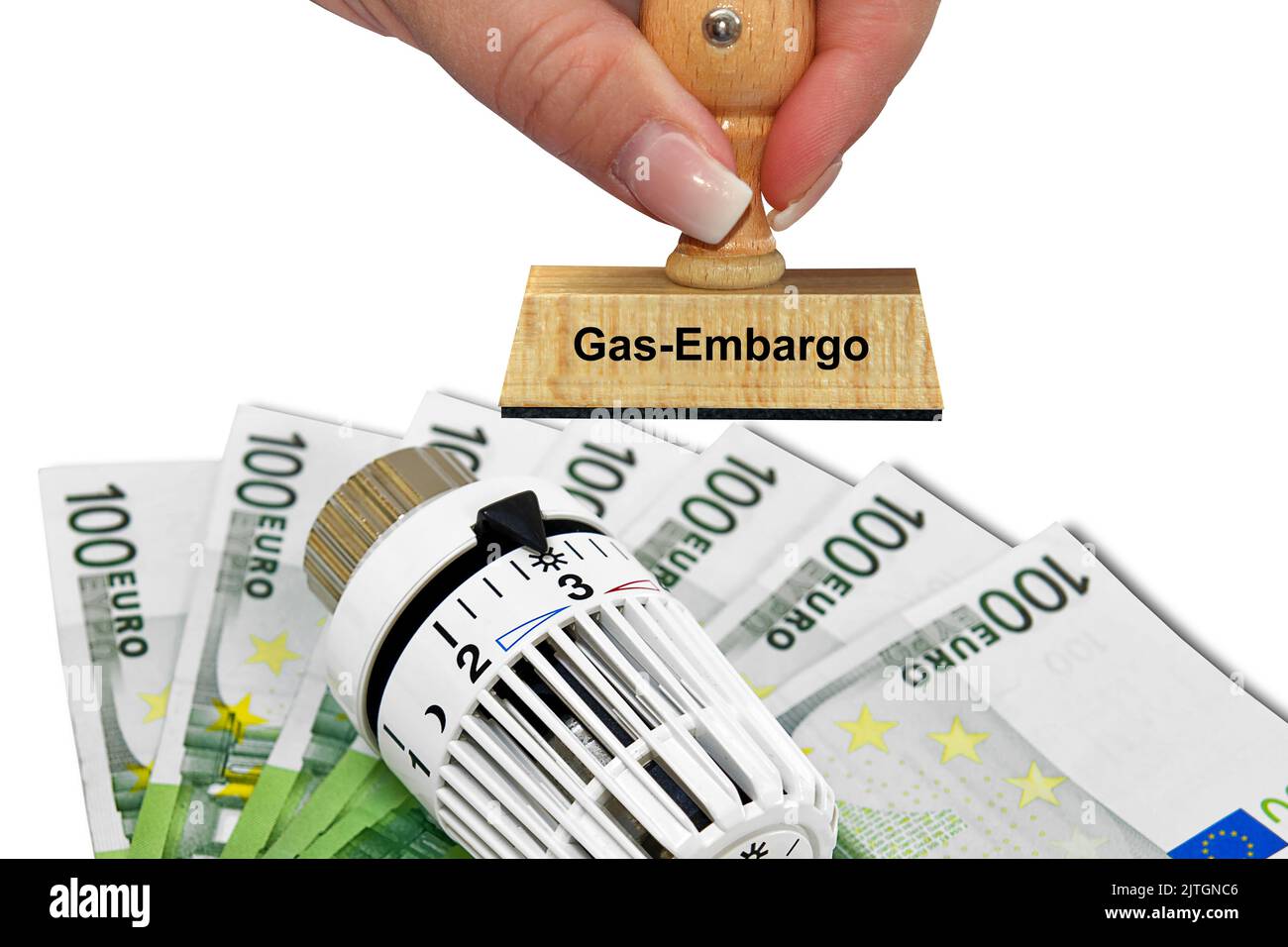 Heizthermostat, Banknoten und Stempel „Gas-Embargo“, steigende Heizkosten Stockfoto
