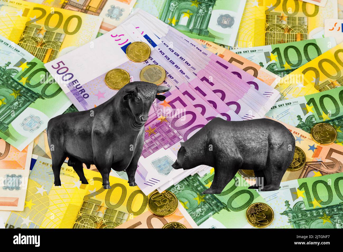 Symbolische Figuren von Börse, Bulle und Bär stehen auf Papiergeld Stockfoto