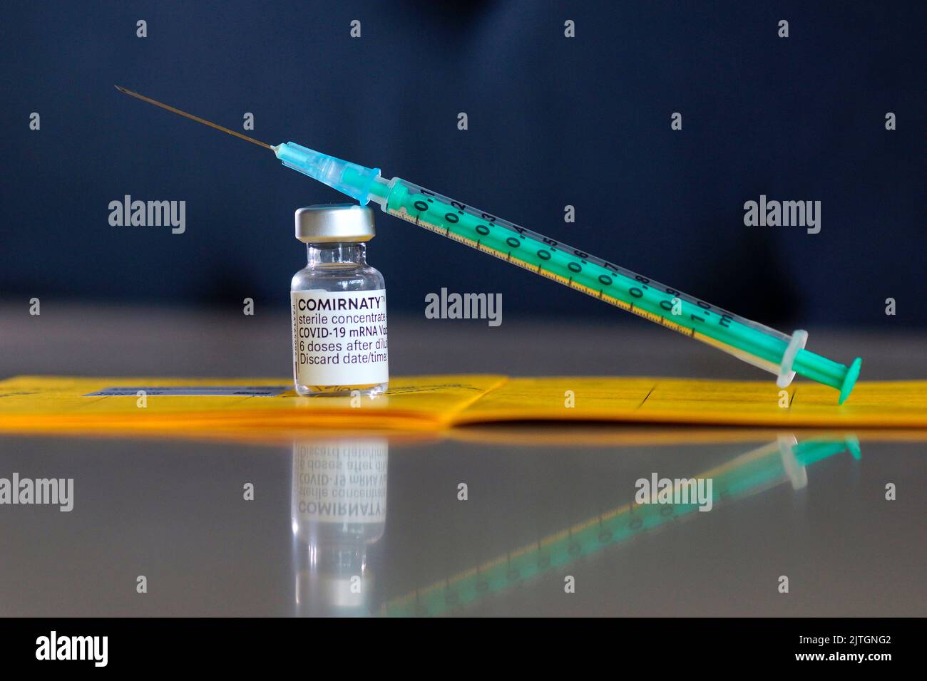 Spritze mit Impfstoff von BioNTech Pfizer gegen Covid Stockfoto