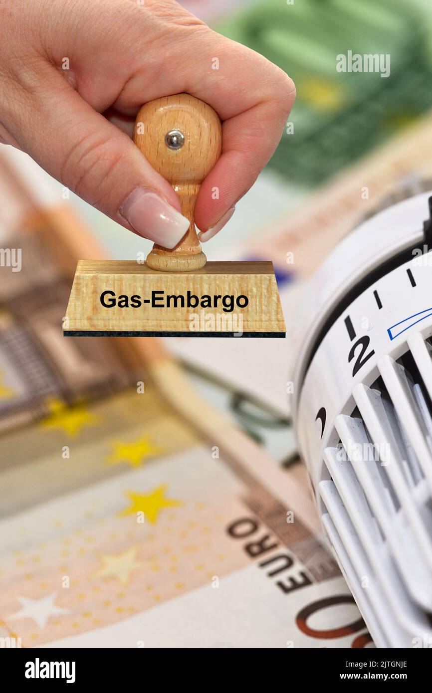 Heizthermostat, Banknoten und Stempel „Gas-Embargo“, steigende Heizkosten Stockfoto