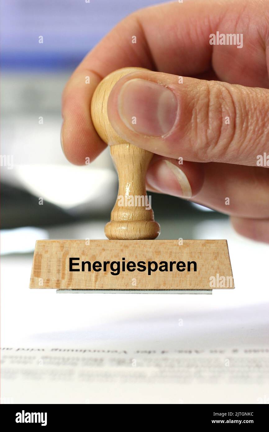 Hand einer Frau mit Briefmarkenbeschriftung Energieparen, Energiesparen, Deutschland Stockfoto