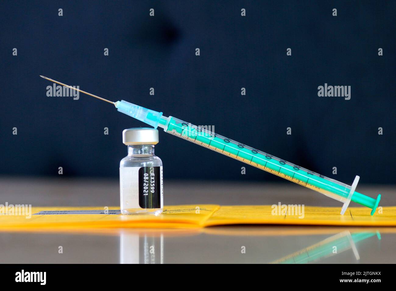 Spritze mit Impfstoff und Schussaufnahme Stockfoto