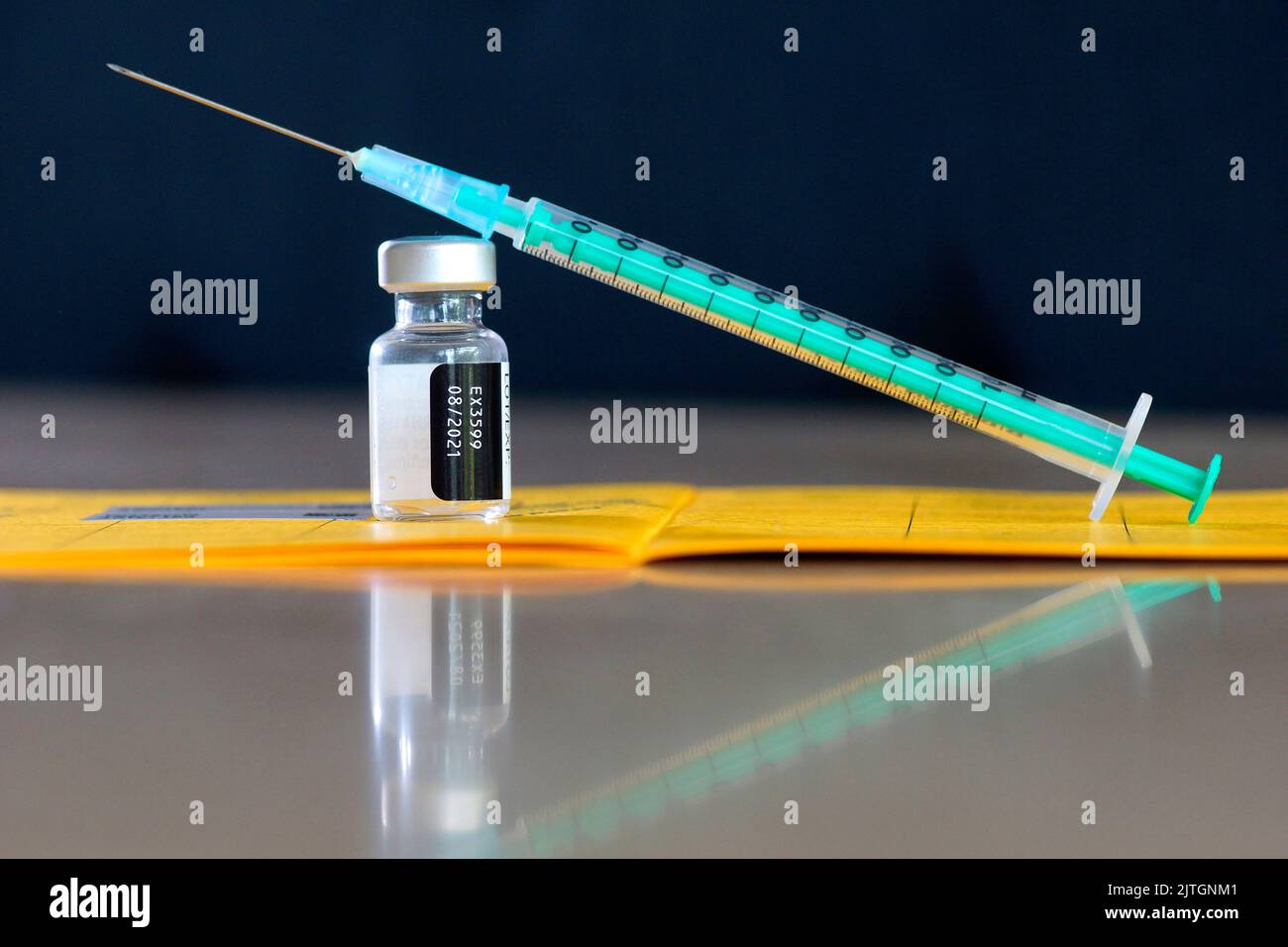 Spritze mit Impfstoff und Schussaufnahme Stockfoto