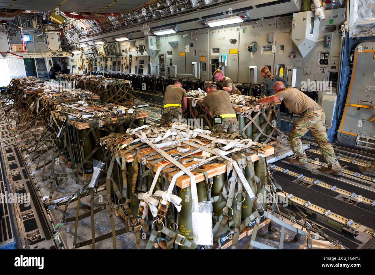 9. August 2022 - Dover Air Force Base, Delaware, USA - das Team Dover Airmen lädt während einer Sicherheitsmission auf der Dover Air Force Base, Delaware, am 9. August 2022, Munitionspaletten auf einen C-17 Globemaster III, der in die Ukraine abfliegt. Das Verteidigungsministerium stellt der Ukraine im Rahmen der Ukraine Security Assistance Initiative kritische Fähigkeiten zur Verfügung, um sich gegen die russische Aggression zu verteidigen. Seit 2014 haben die Vereinigten Staaten mehr als $11,8 Milliarden an Sicherheitshilfe für die Ukraine bereitgestellt. (Dieses Foto wurde zum Schutz der Betriebssicherheit geändert.) (Bild: © U.S. Air Forc Stockfoto