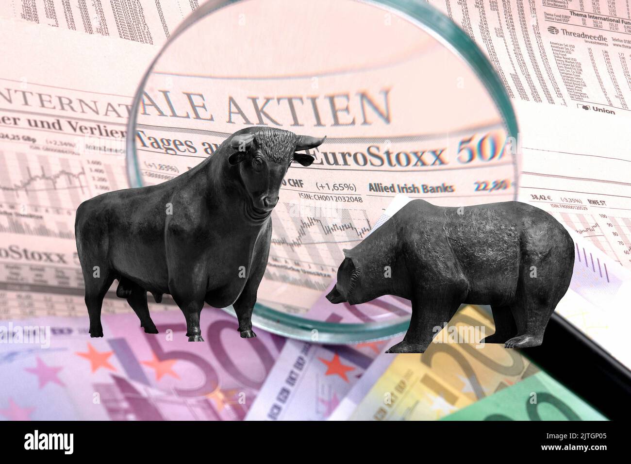 Symbolische Figuren von Börse, Bulle und Bär stehen auf Papiergeld Stockfoto