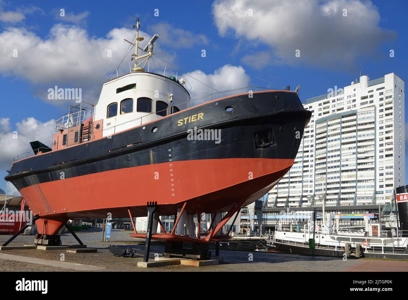 Schiff Stier vor dem Columbus Center in Bremerhaven, Deutschland, Bremerhaven Stockfoto