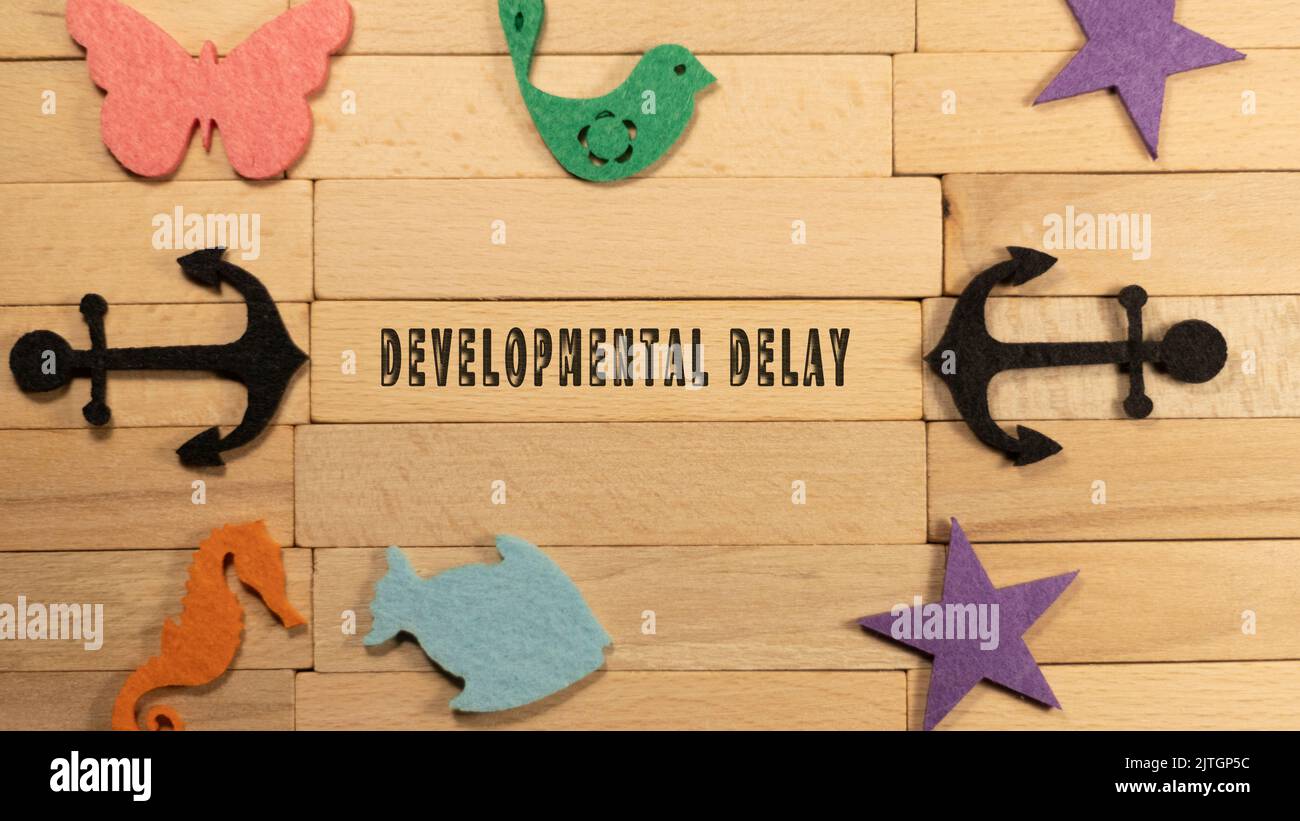 Entwicklungsverzögerung auf Holz gemusterter Oberfläche eingeschrieben. Bildung und Kinderpsychologie. Stockfoto