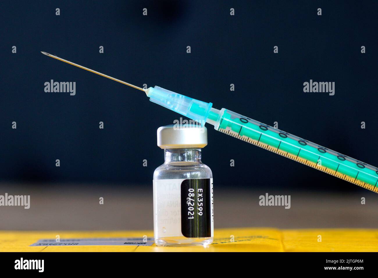 Spritze mit Impfstoff und Schussaufnahme Stockfoto