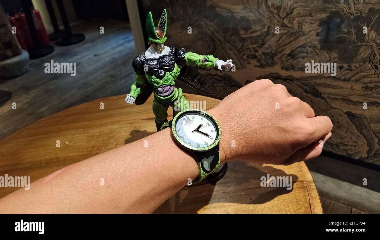 SHANGHAI, CHINA - 30. AUGUST 2022 - am 30. August 2022 werden die Co-Branded-Uhrenprodukte DER SWATCH X DRAGON BALL Z-Serie in Shanghai, China, angezeigt. Swi Stockfoto