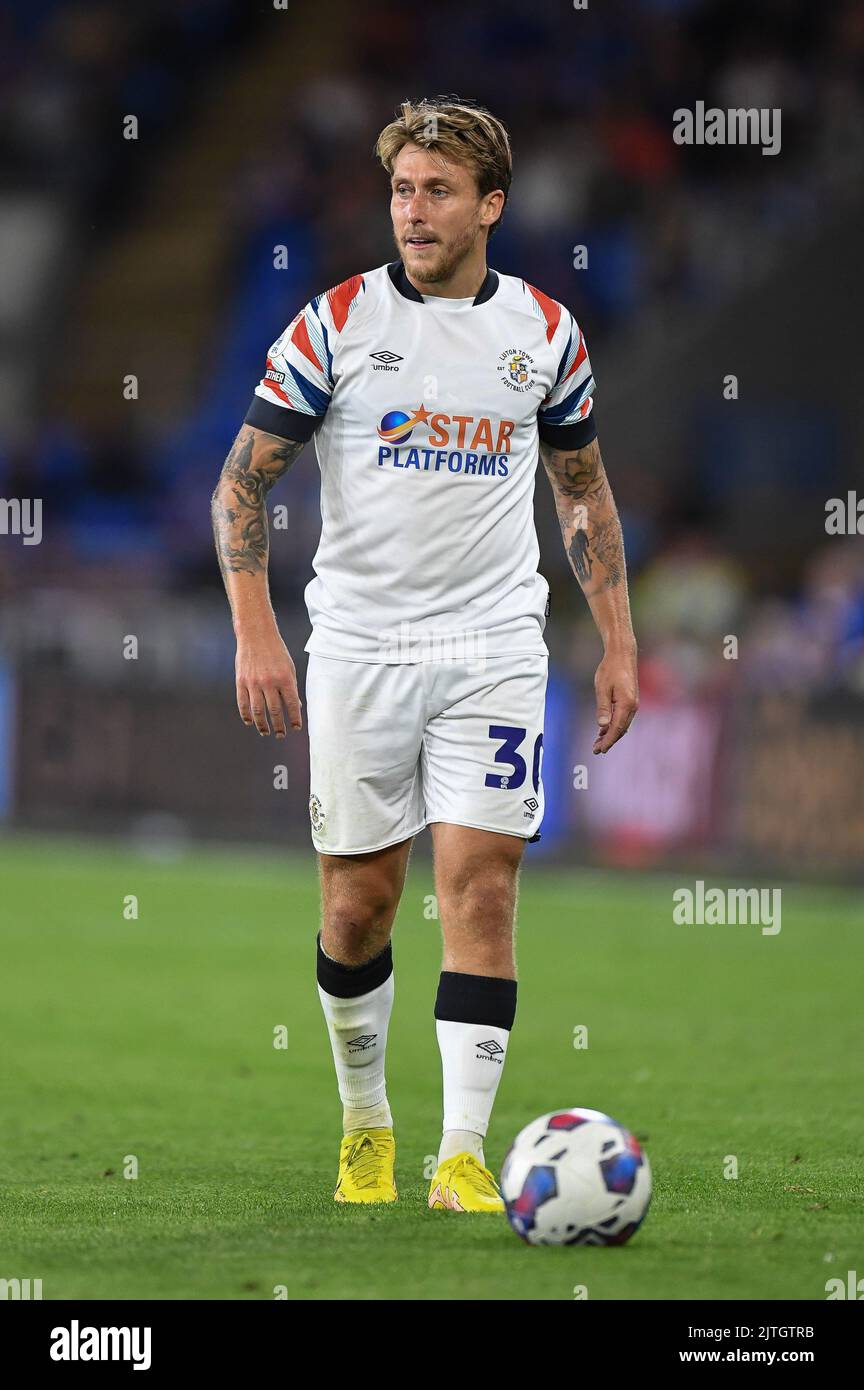 Cardiff, Großbritannien. 30. August 2022. Luke Freeman #30 von Luton Town während des Spiels in Cardiff, Vereinigtes Königreich am 8/30/2022. (Foto von Mike Jones/News Images/Sipa USA) Quelle: SIPA USA/Alamy Live News Stockfoto