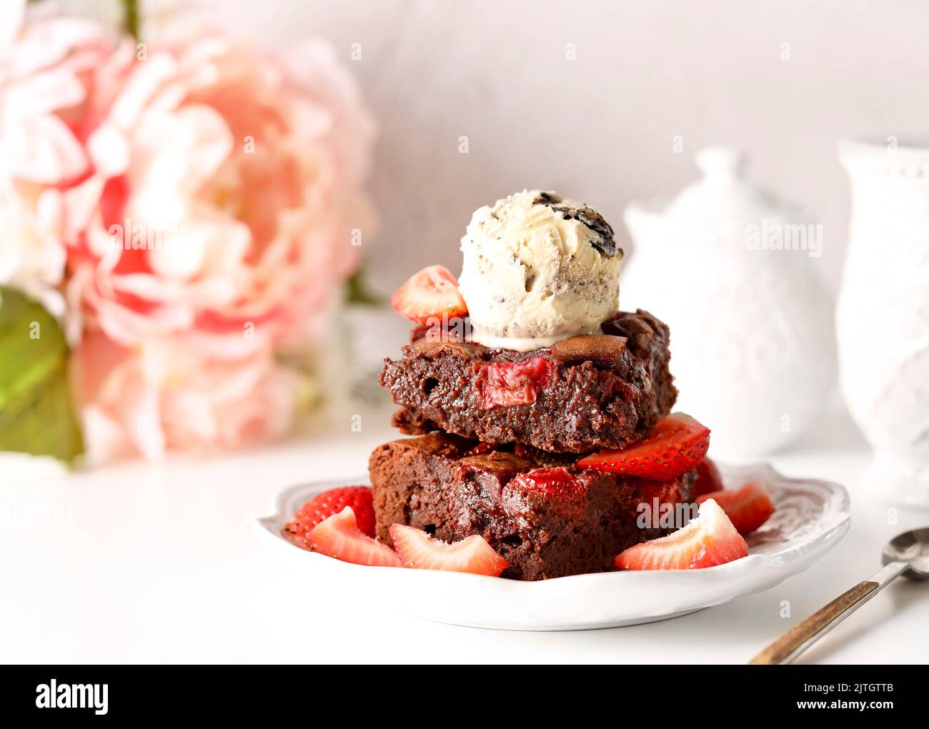 Erdbeer-Brownie und Eis Stockfoto