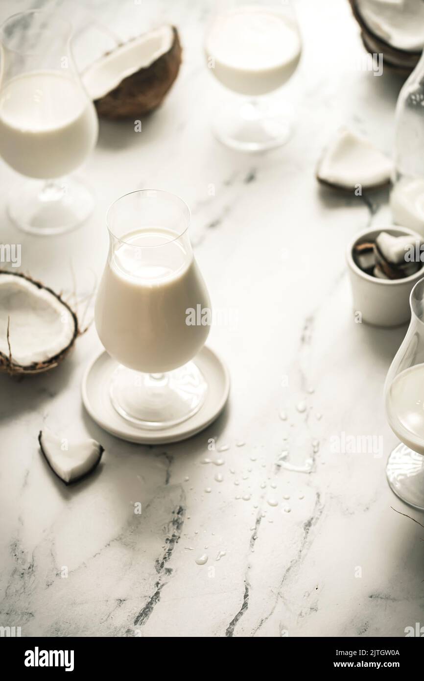 Kokosmilch in einem Glas serviert Stockfoto