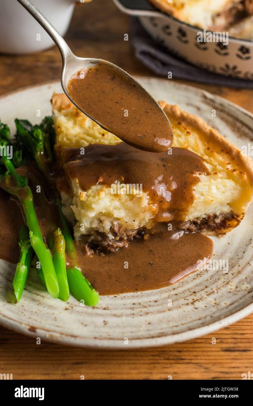 Geprägte Lamb Pie mit Backbasis und Kartoffelpüree Stockfoto
