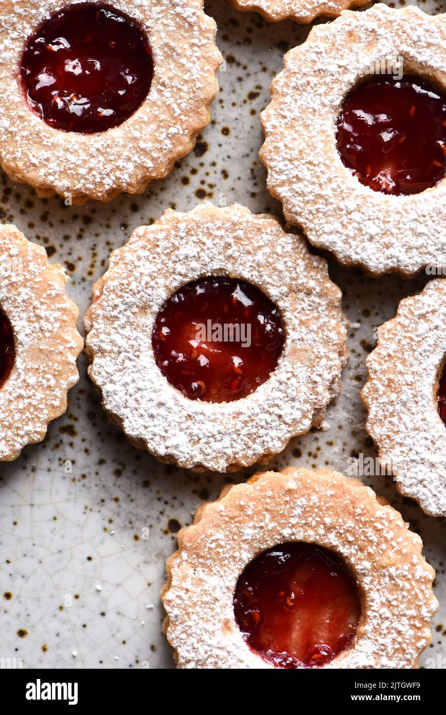 Linzer Kekse mit Raspberry Jam Center Stockfoto