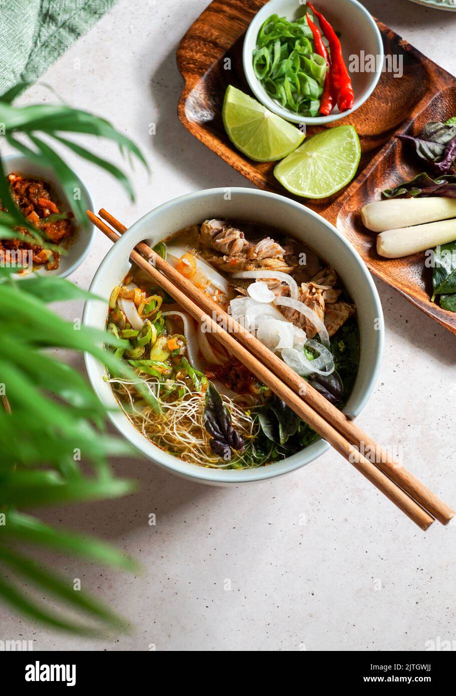 Bun Bo Hue, Bun Bo, vietnamesische Nudelsuppe würzig. Schüssel mit Rindfleisch und Reisvermicelli-Suppe, vietnamesische Nudelküche in Hue Stockfoto