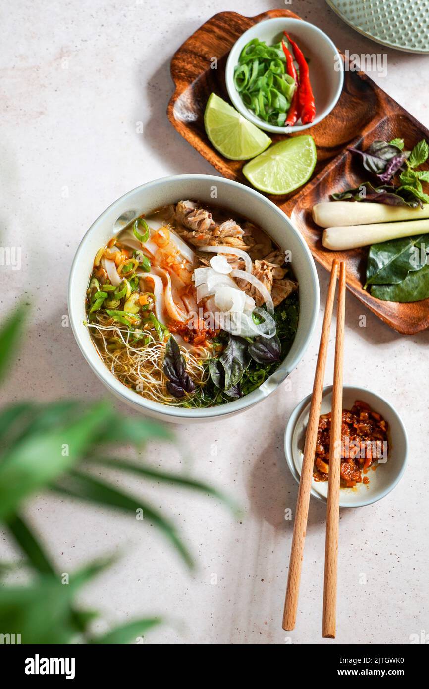 Bun Bo Hue, Bun Bo, vietnamesische Nudelsuppe würzig. Schüssel mit Rindfleisch und Reisvermicelli-Suppe, vietnamesische Nudelküche in Hue Stockfoto