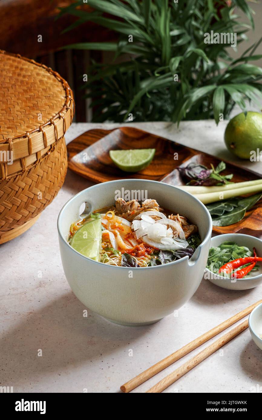 Bun Bo Hue, Bun Bo, vietnamesische Nudelsuppe würzig. Schüssel mit Rindfleisch und Reisvermicelli-Suppe, vietnamesische Nudelküche in Hue Stockfoto