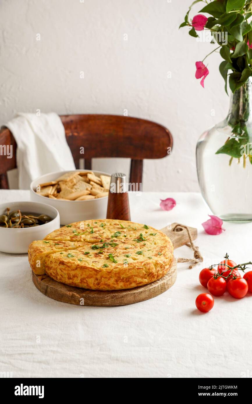 Tortilla de Patatas, spanisches Omelett mit Kartoffeln, typisch spanische Küche Stockfoto