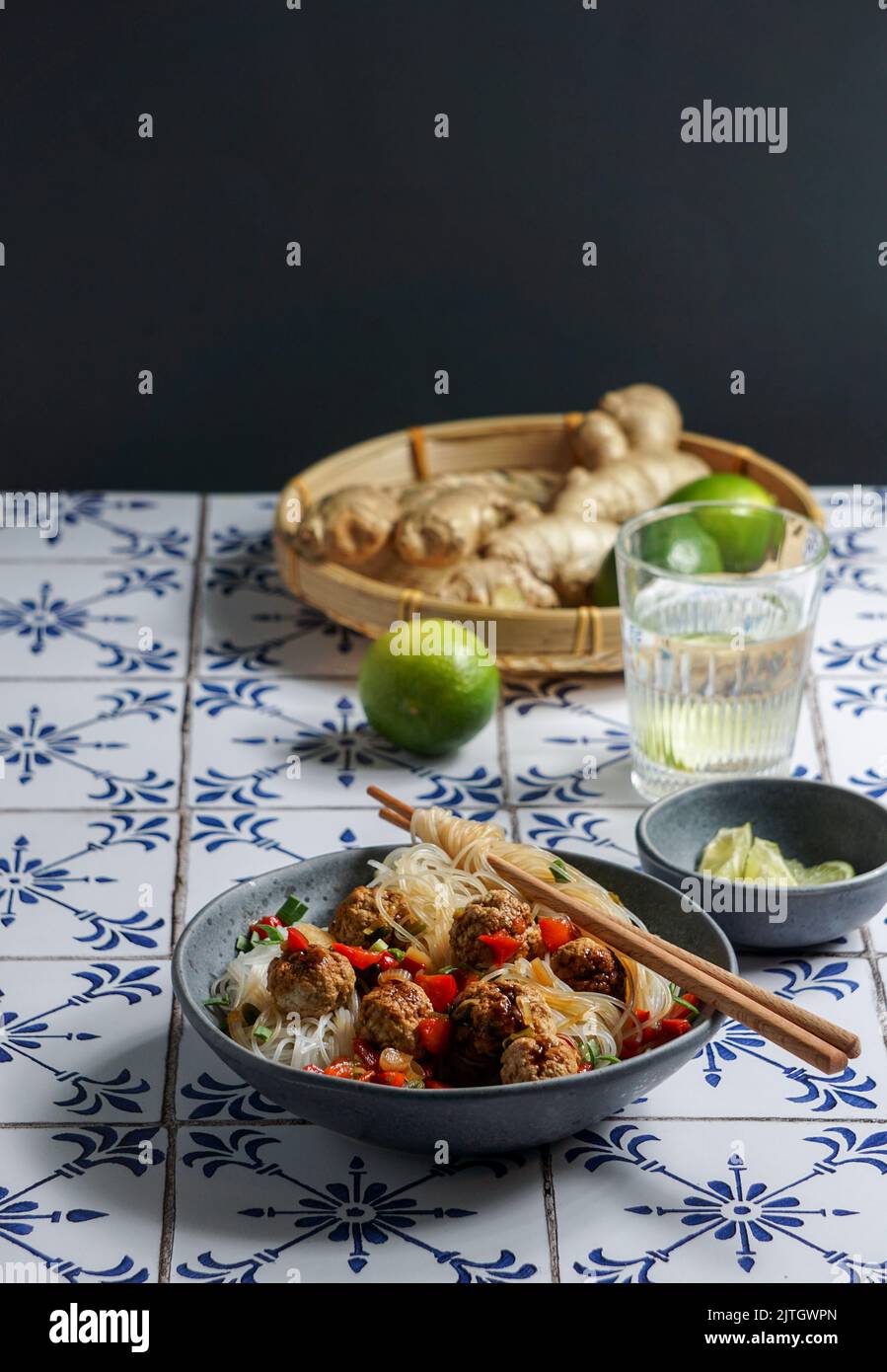Thailändische Fleischbällchen mit Sesamnudeln Stockfoto