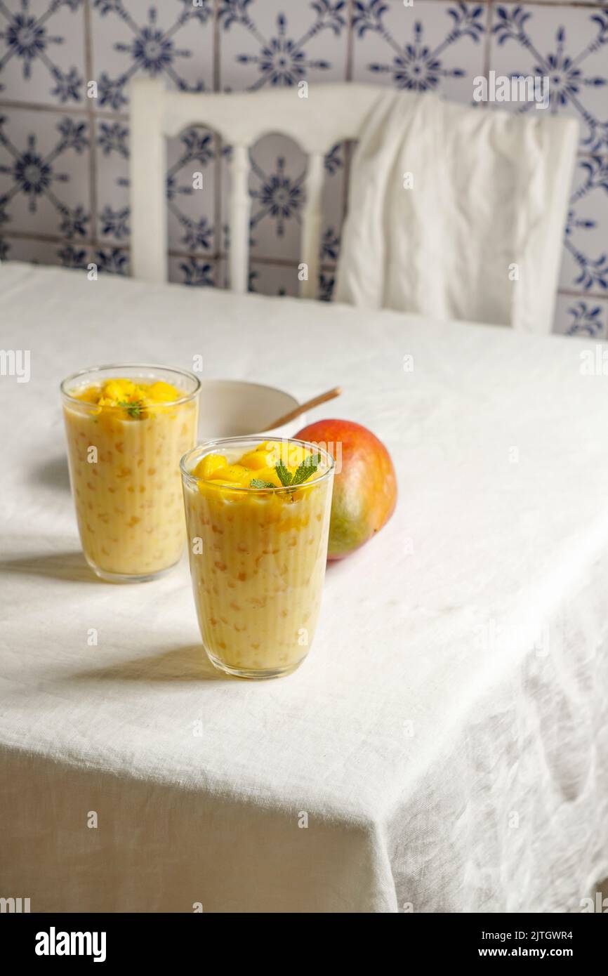 Thai Coconut Mango Sago Pudding - Tapioka Pudding Stockfoto