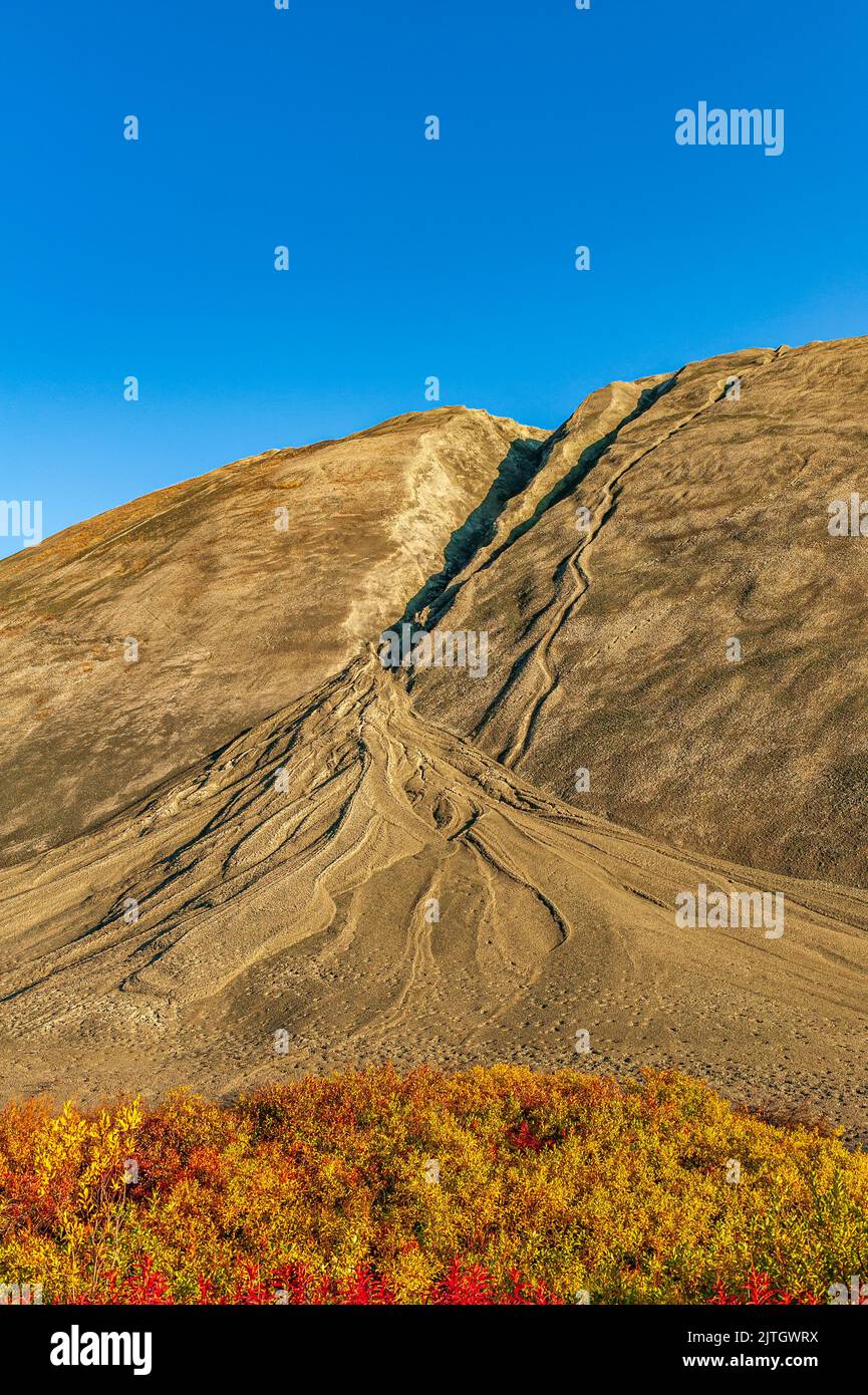 Die großen Abraumhalden stammen aus der verlassenen Asbestmine in Cassiar, British Columbia Stockfoto