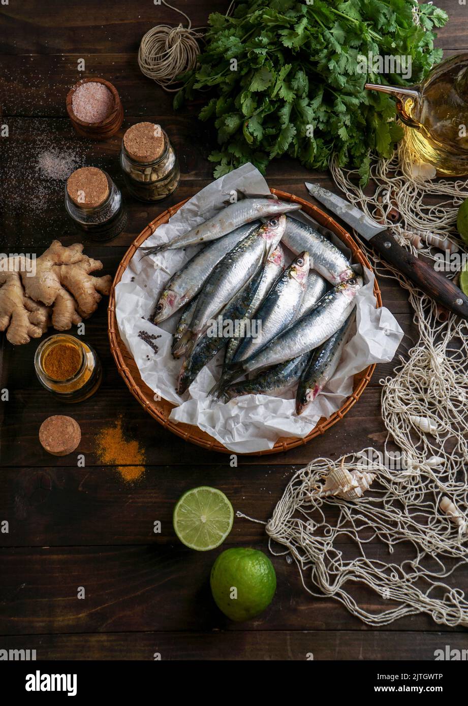 Frischer Fisch und Gewürze für die Zubereitung von Papieren. Indische orientalische Küche Stockfoto