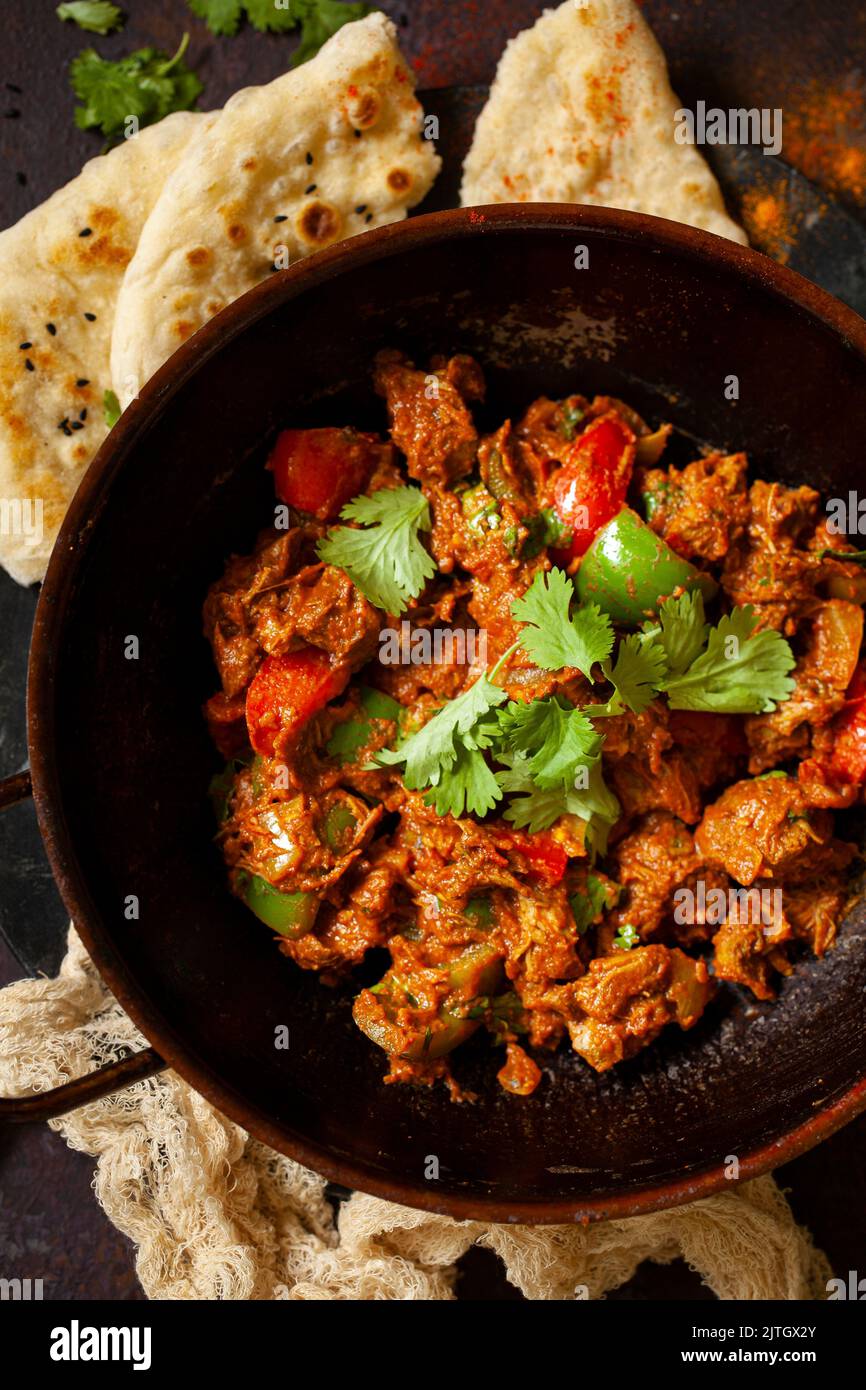 lammbalti in einem traditionellen balti-Gericht, serviert mit Naan-Brot. Stockfoto