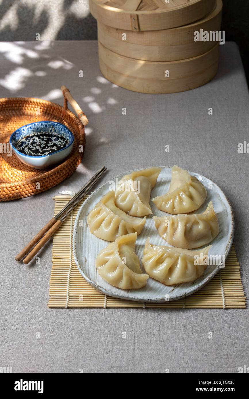 Gyoza japanisch koreanische Knödel auf grauem Teller auf dem Tisch. Stockfoto