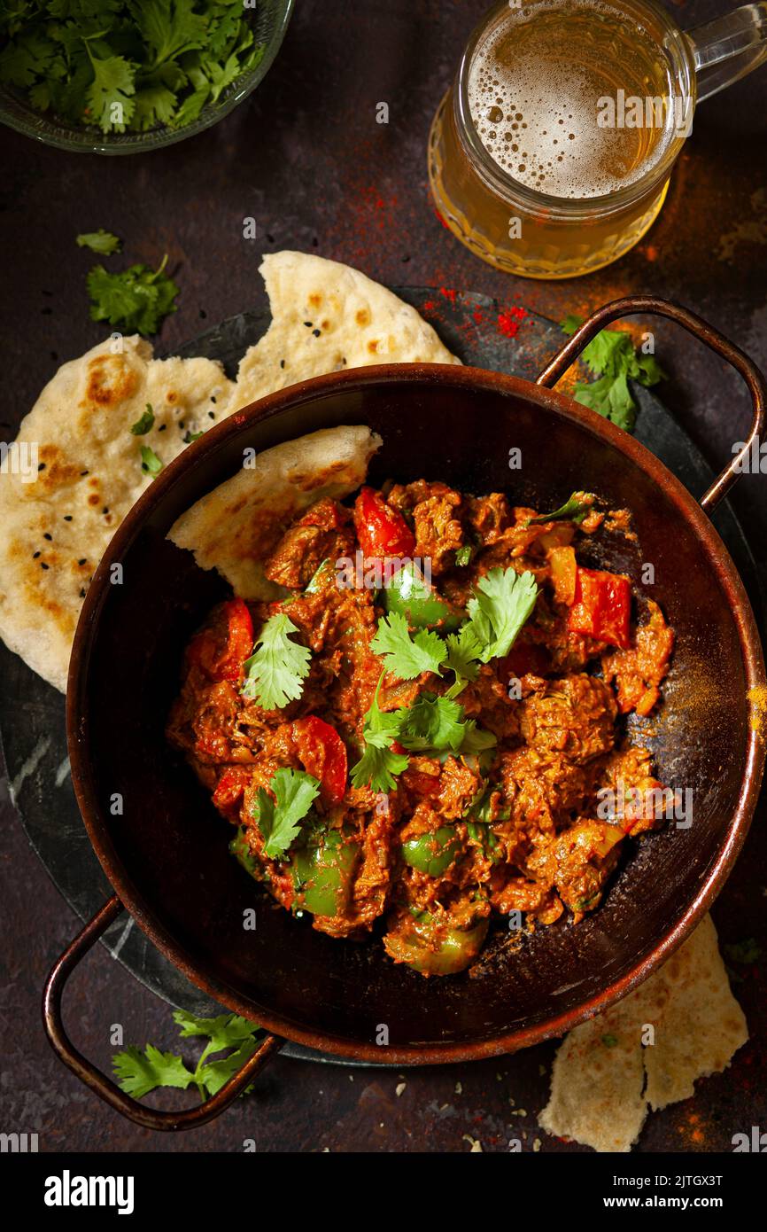 Ein lammbalt-Kururu, serviert in einem traditionellen balti-Gericht. Es wird mit Naan-Brot und Bier serviert. Stockfoto
