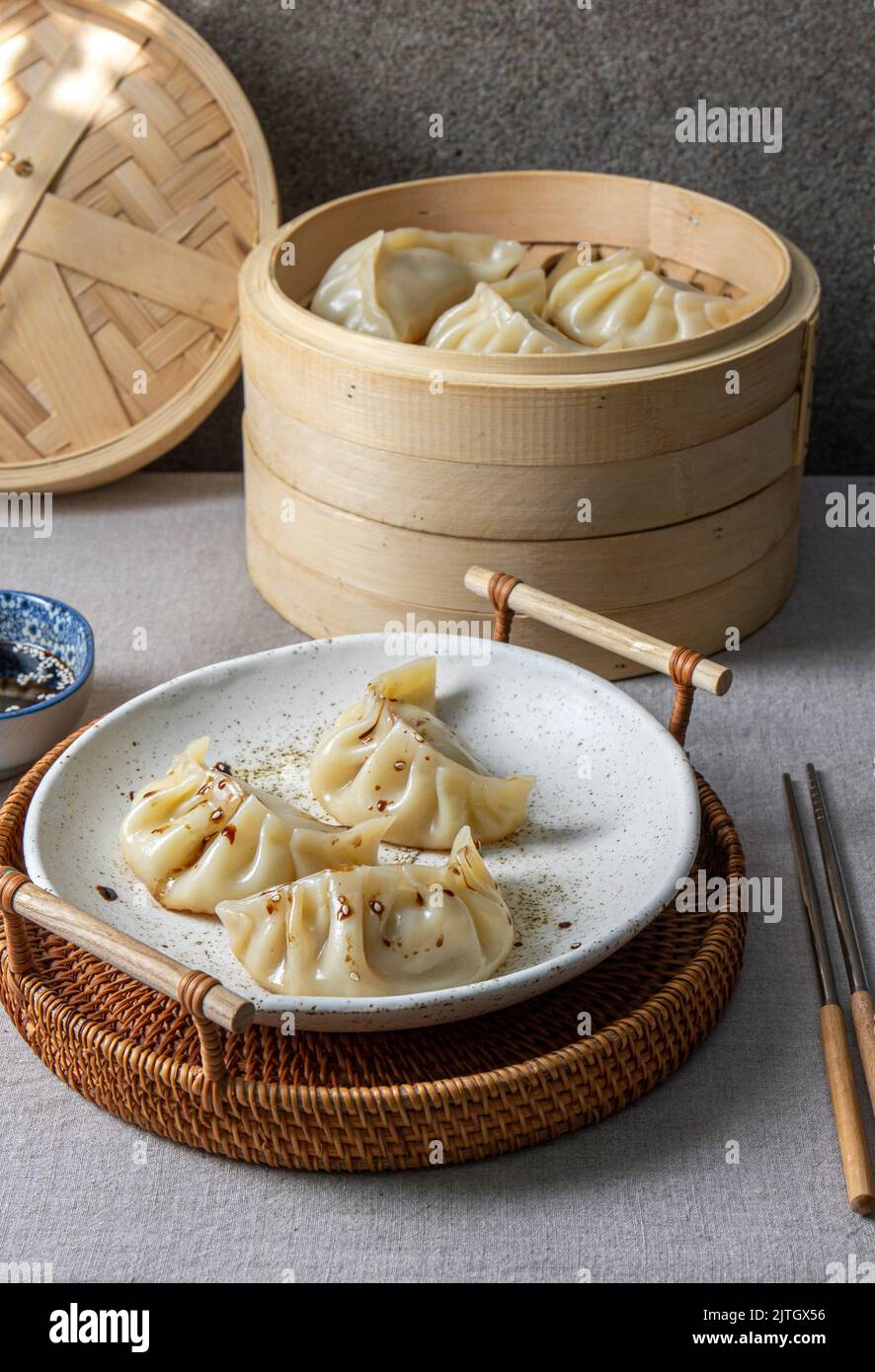 Gyoza japanisch koreanische Knödel auf grauem Teller auf dem Tisch. Stockfoto