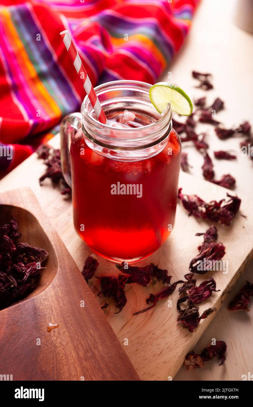 Agua de jamaica. Ibiscus-Tee aus roselle-Blume (Hibiscus sabdariffa). Kann sowohl heiß als auch kalt verzehrt werden. Sehr beliebtes Getränk in M Stockfoto