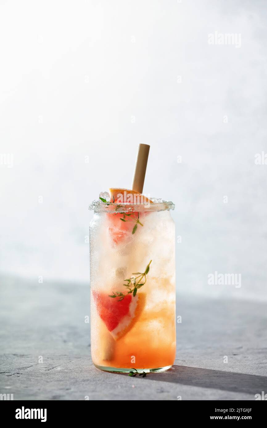 Trendiges Sommergetränk mit Grapefruit und Rosmarin aus nächster Nähe Stockfoto