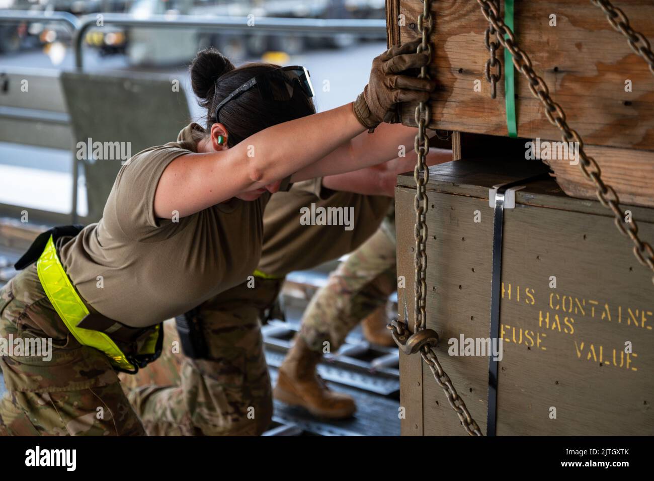 Dover AFB, Delaware, USA. 19. August 2022. Das Team Dover Airmen lädt während einer Sicherheitsmission auf dem Luftwaffenstützpunkt Dover, Delaware, am 19. August 2022, Waffenfracht nach Ukraine auf einen C-17 Globemaster III. Das Verteidigungsministerium stellt der Ukraine im Rahmen der Ukraine Security Assistance Initiative kritische Fähigkeiten zur Verfügung, um sich gegen die russische Aggression zu verteidigen. Quelle: U.S. Air Force/ZUMA Press Wire Service/ZUMAPRESS.com/Alamy Live News Stockfoto