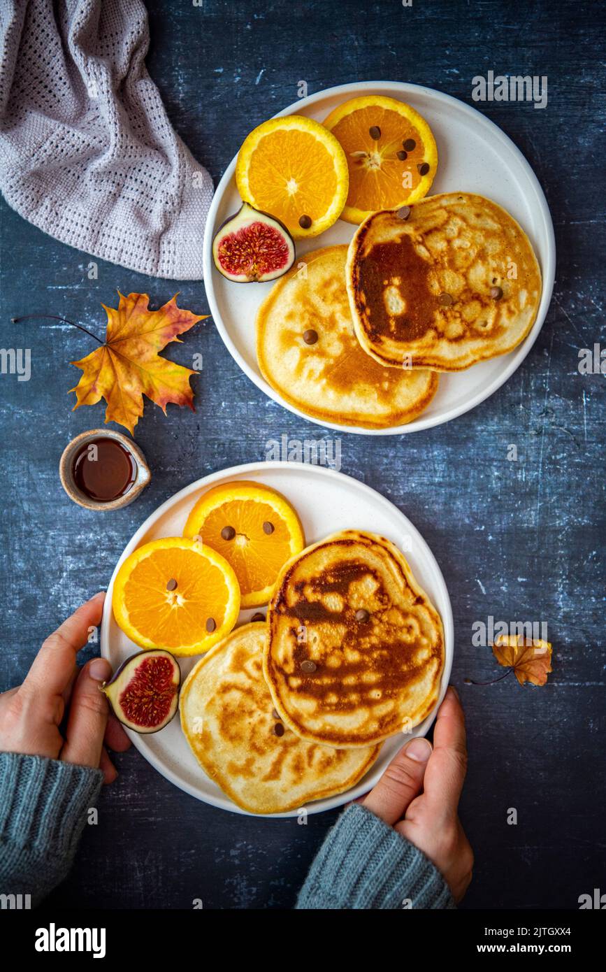 Mandelmilchpfannkuchen, serviert mit Orangenscheiben, Feigen und ...