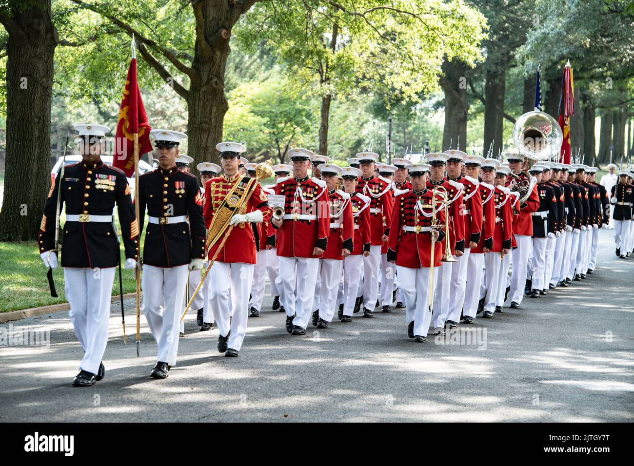 Arlington, Virginia, USA. 25. August 2022. Marineinfanteristen der „The Presidents Own Marine Band“, Marineinfanteristen der „Marine Barracks“ in Washington, DC (8. und I) und des „u.s. Infantry Regiment“ von 3D (The Old Guard) Caisson Platoon führen militärische Begräbnisfeiern mit Begräbnisbegleitung für den Empfänger der „Medal of Honor“-Auszeichnung durch. Maj. John Canley in Abschnitt 60 des Nationalfriedhofs von Arlington, Arlington, VA., August. 25, 2022. Quelle: U.S. Marines/ZUMA Press Wire Service/ZUMAPRESS.com/Alamy Live News Stockfoto