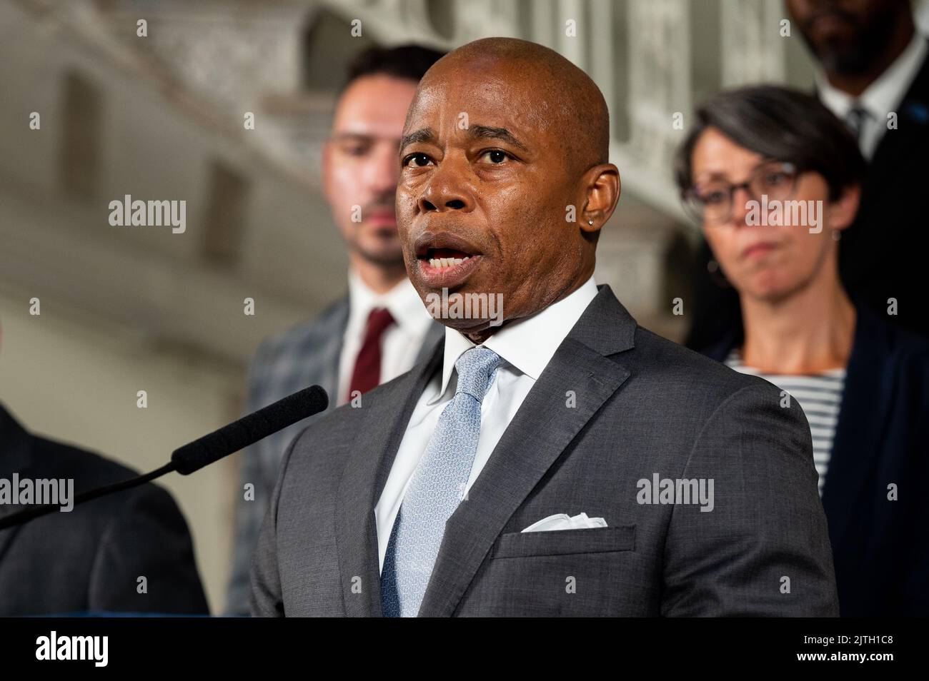 New York City, Usa. 30. August 2022. Der Bürgermeister von New York, Eric Adams (D), spricht auf einer Pressekonferenz und fordert Kreditkartenunternehmen auf, die Verfolgung von Waffenverkäufen zu verbessern. Kredit: SOPA Images Limited/Alamy Live Nachrichten Stockfoto