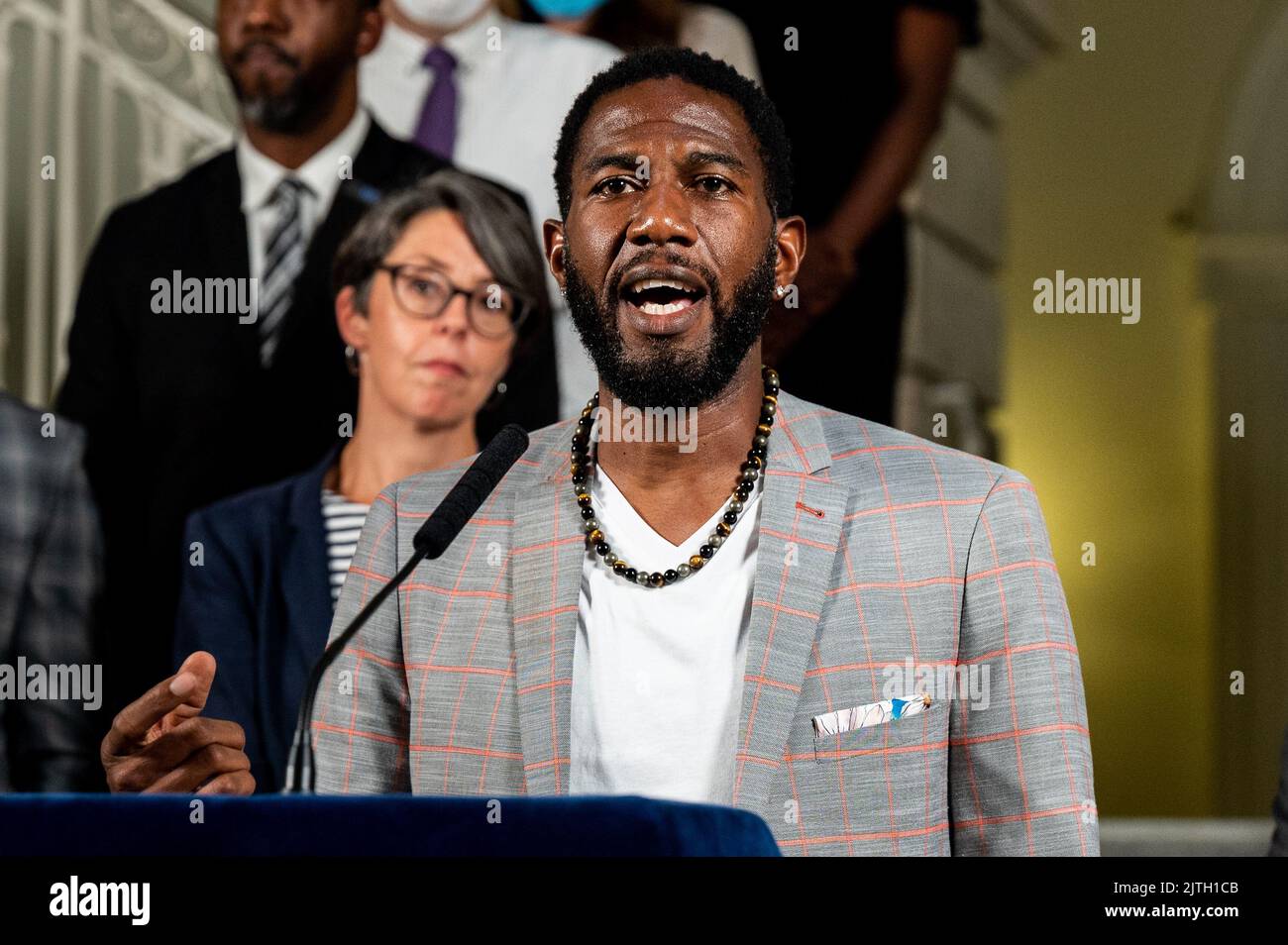 New York City, Usa. 30. August 2022. Die New Yorker Staatsanwaltschaft Jumaane Williams (D) spricht auf einer Pressekonferenz, in der sie Kreditkartenunternehmen auffordert, die Verfolgung von Waffenverkäufen zu verbessern. Kredit: SOPA Images Limited/Alamy Live Nachrichten Stockfoto